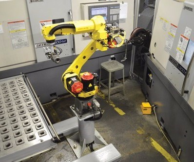 two-machine production cell with robot