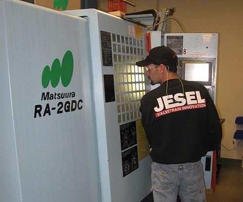 Dan Snow, de Jesel, atiende uno de los VMC de doble husillo de la compañía.