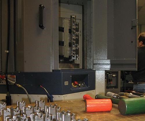 Las prensas sujetan los soportes para mecanizado. El HMC, al fondo, está dedicado al mecanizado de soportes, de modo que Jesel puede producir estas partes según la necesidad.