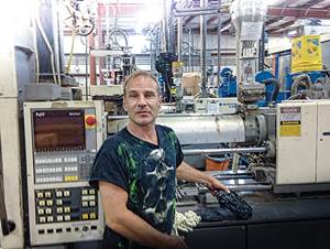Todd France, gerente de mantenimiento de IMCO, ha visto que el nuevo compuesto de purga funciona aún mejor si se deja "cocinar" en el cilindro durante unos 8 minutos antes de purgar.