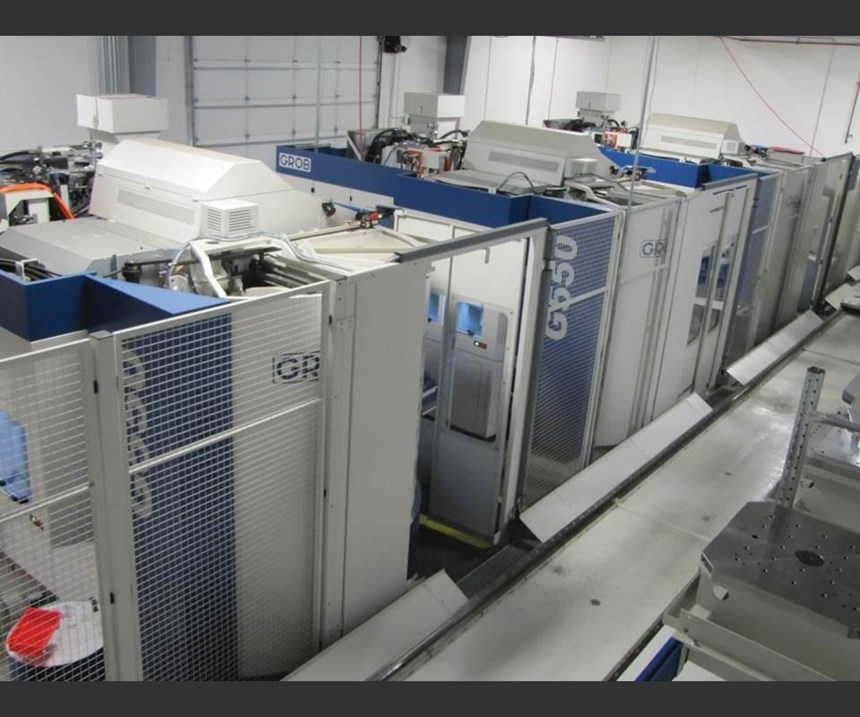 Esta vista sobre la celda muestra las tres máquinas en fila a un lado del sistema de transferencia robótico montado en rieles…