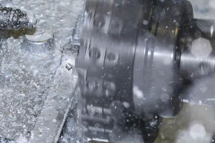 Un cortador de cartucho Tedimill de 6 pulgadas, de Ingersoll Cutting Tools, planea un múltiple de aluminio