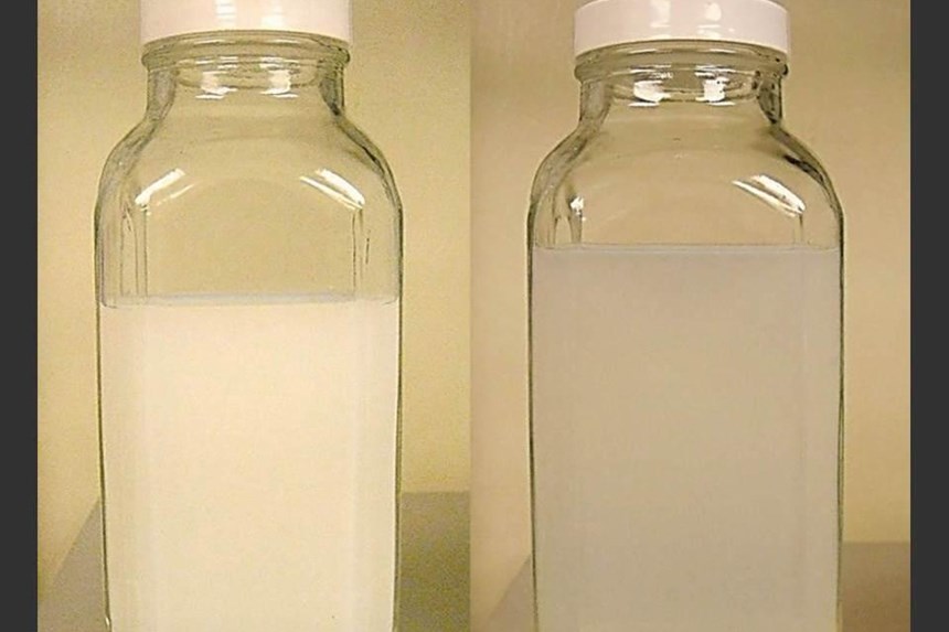 Los dos fluidos principales probados fueron el F1E (izquierda), una macro-emulsión con una apariencia blanca opaca, y el M70, una micro-emulsión con una apariencia traslúcida, debida a las gotas de menor diámetro de aceite suspendido. 