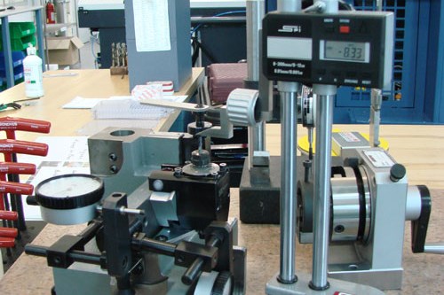 Actualmente, la compañía usa este prealistador manual para preparar el herramental para su torno automático suizo Traub.