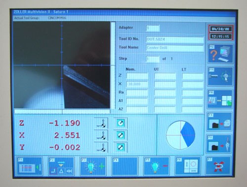 El monitor en el prealistador Zoller provee una vista ampliada de la herramienta para ayudar a identificar el desgaste de la herramienta, como las puntas de corte escamosas o fracturadas.