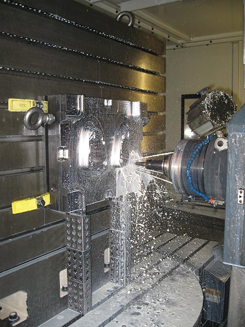 El herramental que se aprecia aquí está siendo fresado en un centro de mecanizado Makino en C.S. Tool Engineering.