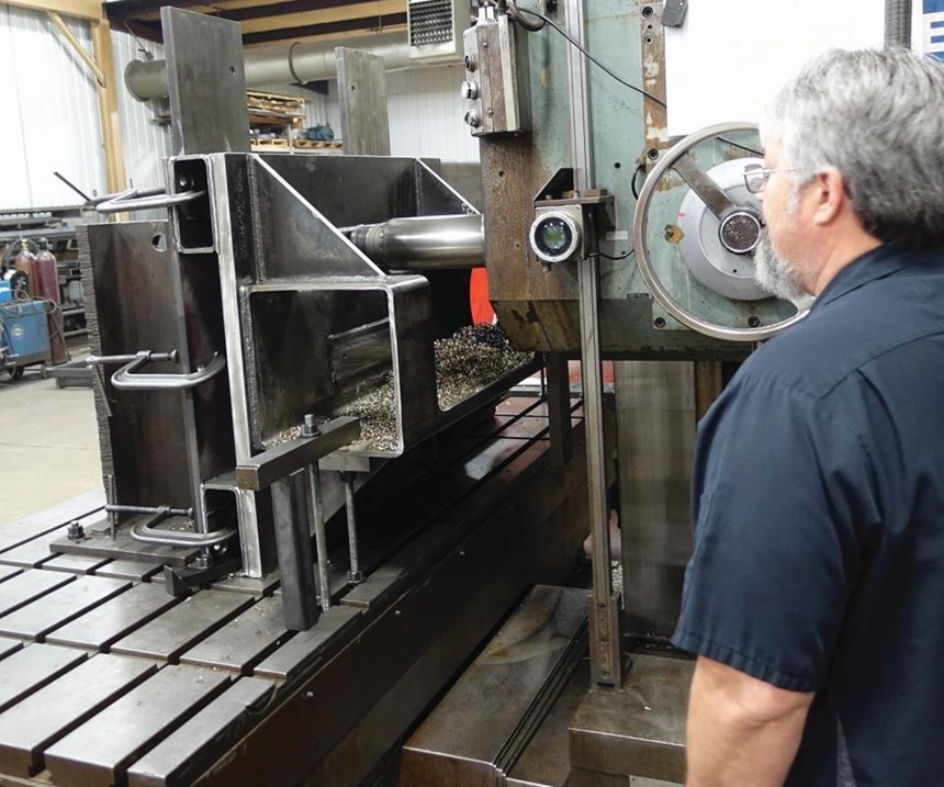 Casi cualquier trabajo de fabricación también es un trabajo de mecanizado. Las soldaduras grandes son mecanizadas en la mandrinadora del taller.