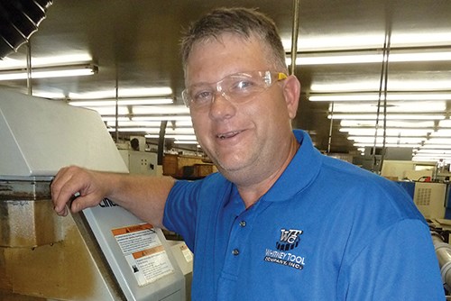 Kevin Bartlett, superintendente del taller CNC y quien ha estado con la compañía por casi tres décadas, estuvo bastante involucrado en los esfuerzos por encontrar una solución a los problemas de taladrado de agujeros.
