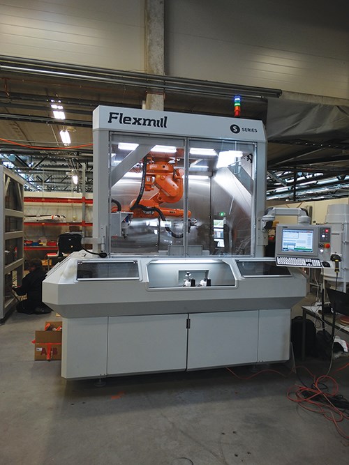 La plataforma Flexmill Serie S está configurada para procesar automáticamente álabes de turbinas de motores de reacción.