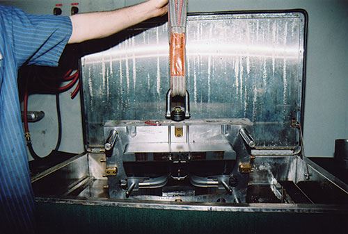 injection mold cleaning