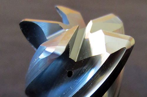 El alivio excéntrico le da a los filos de corte una fuerza y una nitidez duraderas para la acción de corte que promueve una alta remoción de metal en el titanio.