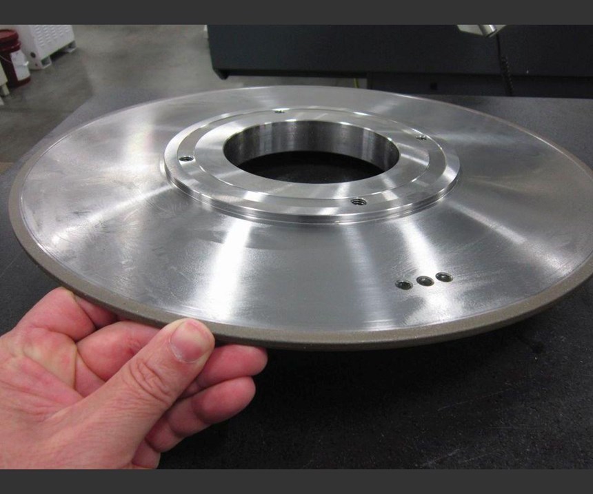 Complete Grinding Solutions generalmente usa ruedas de aglomerante metálico que miden 5 mm de ancho y 400 mm de diámetro para el rectificado por peeling de alta velocidad.