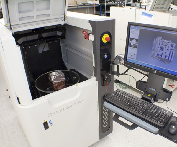 El “aparato” de inspección automatizado puede utilizarse en el taller. La pieza se coloca en el plato giratorio dentro de la cámara para que pueda recibir una inspección 3D detallada mediante escaneado láser en un ciclo de dos a tres minutos.