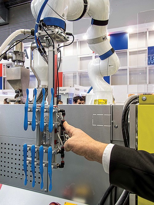 De robots a “cobots'': una nueva de automatización llega al procesamiento de plásticos | Technology México