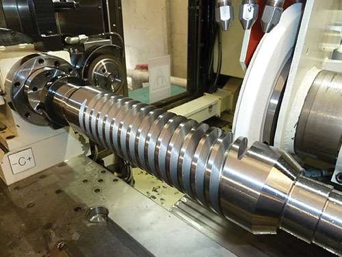 Tracey Gear & Precision Shaft se cambió del mecanizado manual a una rectificadora de roscas CNC.