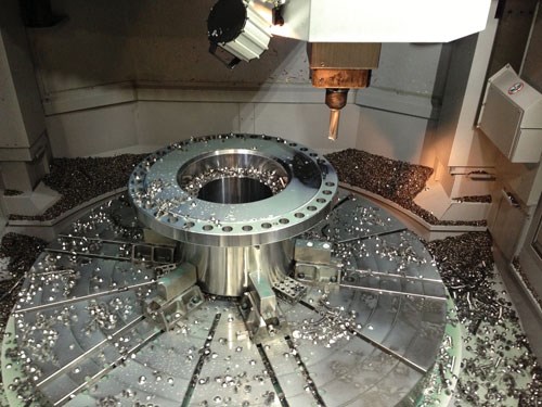 El centro de torneado vertical You Ji es la máquina más grande en las instalaciones de mecanizado de la compañía en Winter Haven, Florida.