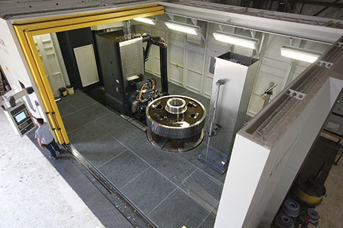 La mesa en la máquina de rectificado de perfiles de cinco ejes, la Höfler Rapid 6000, se mueve axialmente y radialmente sobre rodamientos hidrostáticos y tiene una capacidad de carga de 50 toneladas.