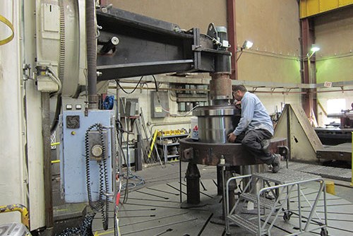 La talladora de engranajes marina British Craven del taller ha sido actualizada con un CNC y modificada para desarrollar trabajos de tronzado