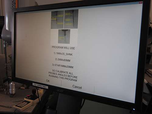 Una computadora cerca de la CMM les permite a los operadores ubicar las instrucciones de inspección para cualquier trabajo específico. 