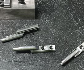 Una de las principales piezas de producción de la empresa es una llave para el conjunto de cerrojo de un rifle AR.
