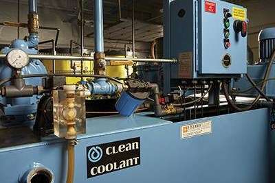 El dosificador y los controles de refrigerante están montados en el tanque limpio CRS, que añade refrigerante nuevo al refrigerante reciclado.