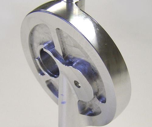 El mecanizado simultáneo en cinco ejes hizo posible producir los bolsillos en el cuerpo circular de la válvula.