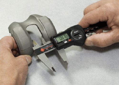 People Using Digital Calipers Digital Calipers Offer Measurement Versatility | Modern Machine Shop