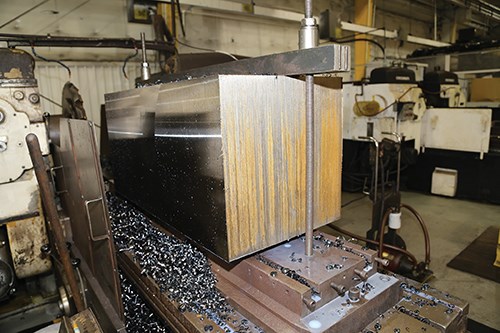 En el pasado, este bloque de acero de 5,000 libras tenía que ser movido hacia varias estaciones de trabajo, pero las mejoras de tecnología en el taller han creado un proceso de producción más continuo.