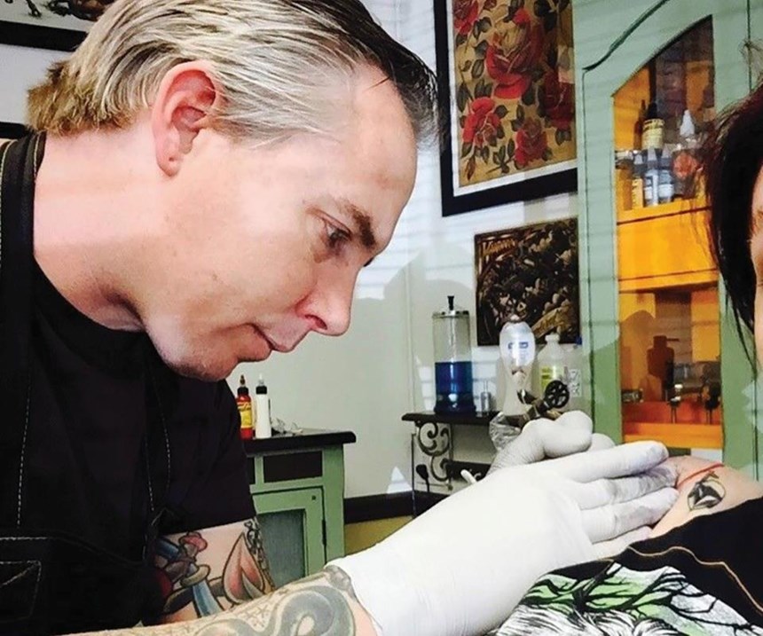 Dan Kubin tattoos a customer's shoulder