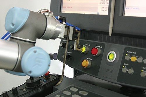  CNC control board operated by UR5