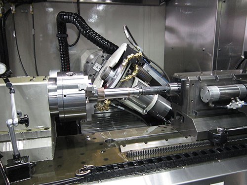 Esta máquina le permite al taller acomodar los trabajos de rectificado de roscas más largos y con mayores ángulos de hélice.