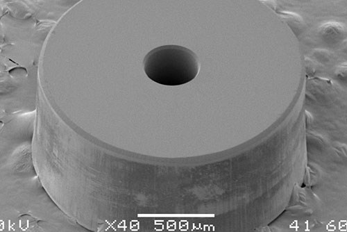 Un microscopio electrónico de escaneo de magnificaciones es usado para mostrar esta imagen de un orificio de diamante DTI Core.