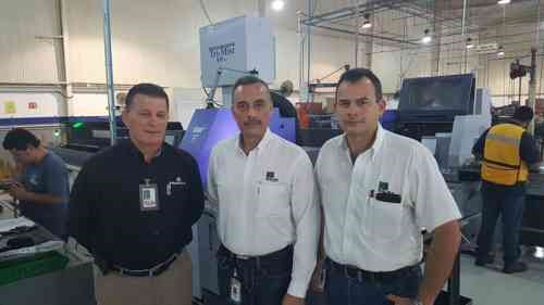 De izquierda a derecha, frente a la máquina Star aparecen Rodolfo Becher, ingeniero de Presotec, el Ingeniero Gerardo Gutiérrez, Gerente General de Miguma, y el Licenciado Roberto Gutiérrez.