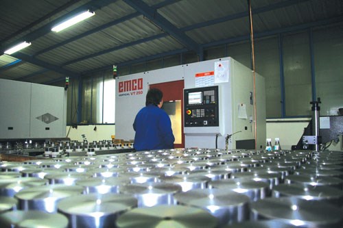 The vertical turning center offers twice the capacity thanks to half the machining time, and all with only one employee rather than two previously.