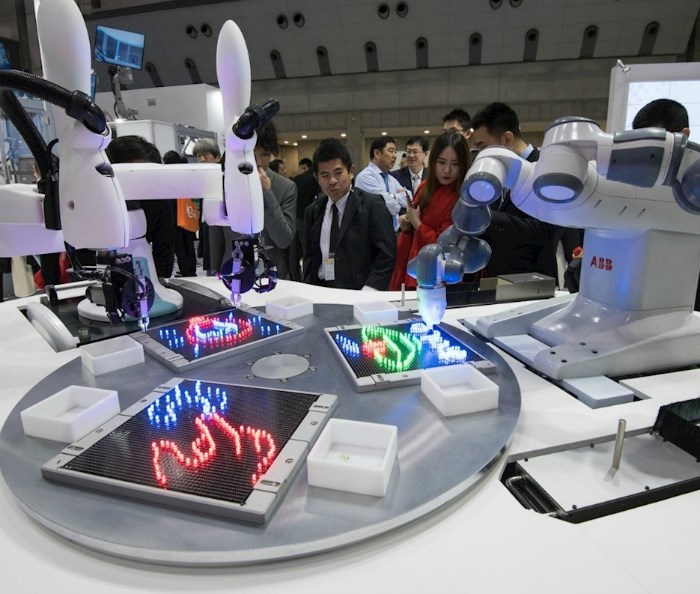 在2017年日本东京IREX展会上，ABB的YuMI和川崎的duAro合作机器人使用一个共同的操作界面进行了联合演示。