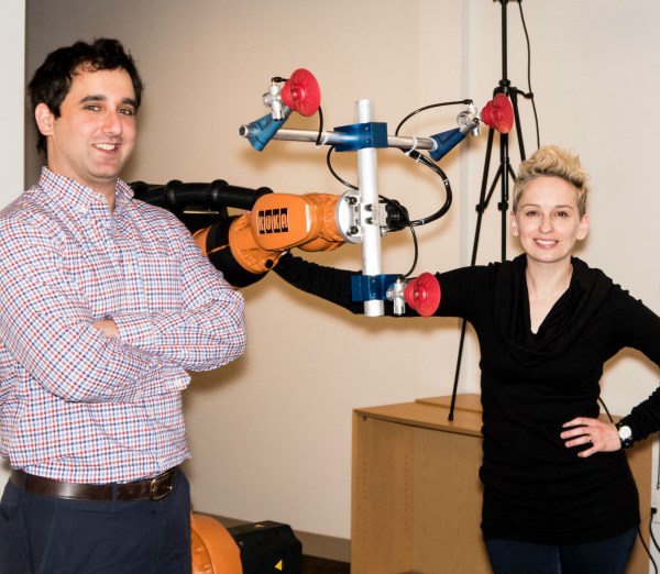 VEO机器人高级硬件总监Scott Denenberg和工程副总裁Clara Vu在VEO系统的原型版本旁边。