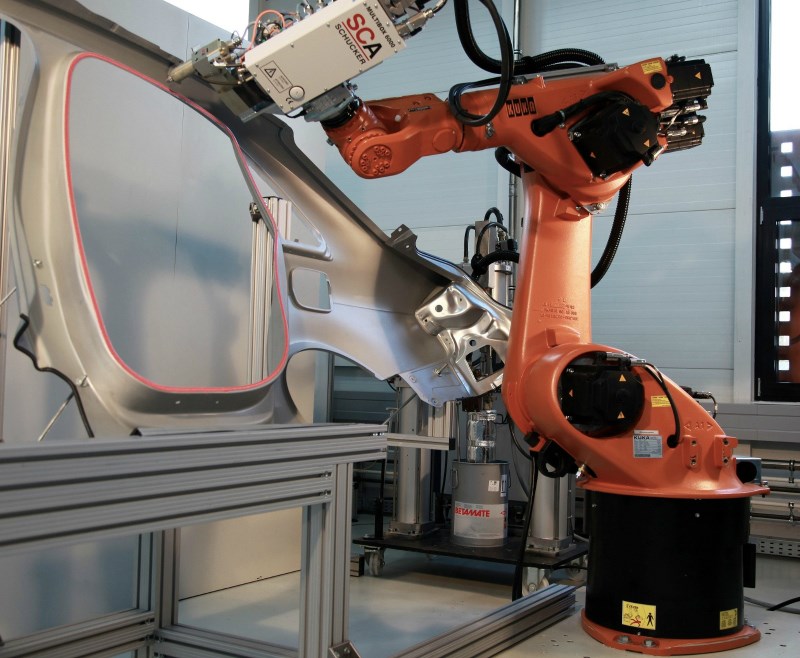 Robotic application of Betamate structural bonding adhesive. (Credit: Dow Automotive Systems)