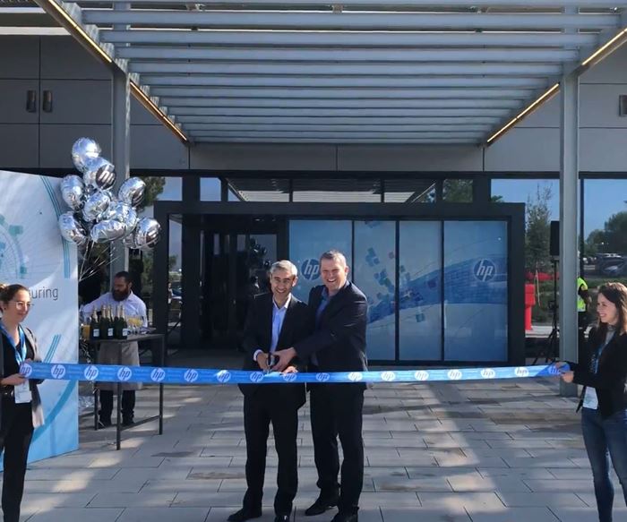 Ramon Pastor and Christoph Schell cutting ribbon in front of new HP Center of Excellence 