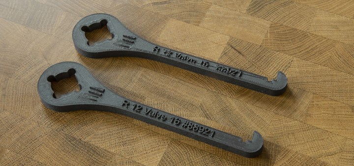 two 3D printed wrenches made with different nozzle diameters