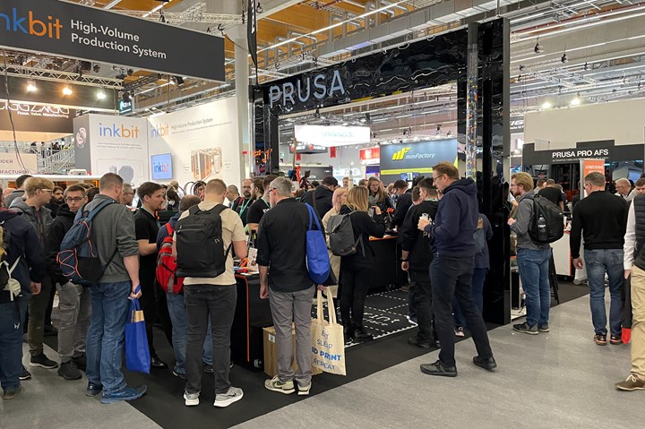 crowd in the Prusa booth at Formnext 2022