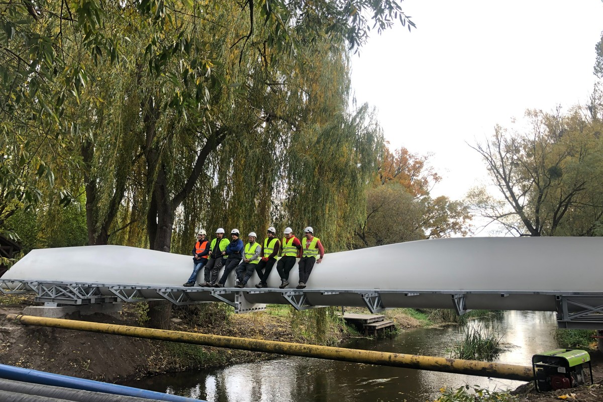 Windmaker Bridge Anmet installs first recycled wind turbine blade-based pedestrian ...