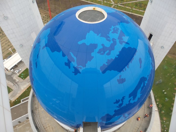 Sphère composite de 26 mètres au sommet d'un immeuble de 15 étages au Turkménistan
