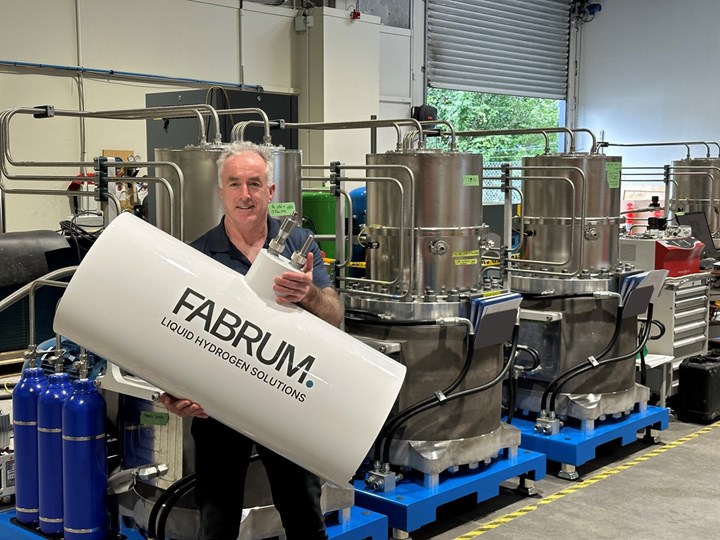 Fabrum liquid hydrogen tank with composite inner pressure vessel