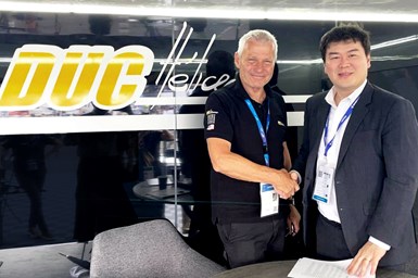 DUC Hélices Propellers CEO Duqueine Vincent (left) and Plana CEO Braden J. Kim (right) shake hands.