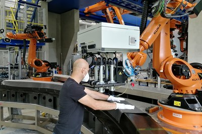 DLR develops safe, flexible workspaces for robot-assisted manual draping