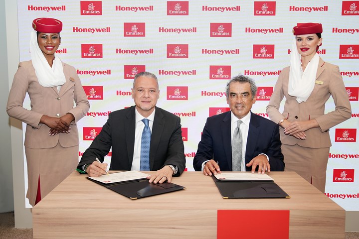 Emirate and Honeywell Aerospace sign agreement.