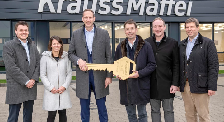 KraussMaffei receives keys to new HQ from VGP.