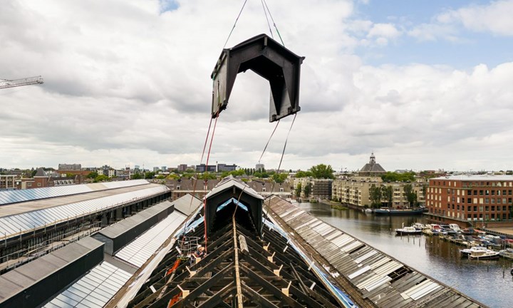 crane lifting Duplicor steam hut onto Van Gendt Hallen roof