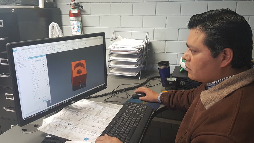 Fernando Marcelo, Supervisor y Líder de Programación en Máquinas CNC de Kuka, trabaja los modelos recibidos de los clientes para programarlos en las máquinas del taller.