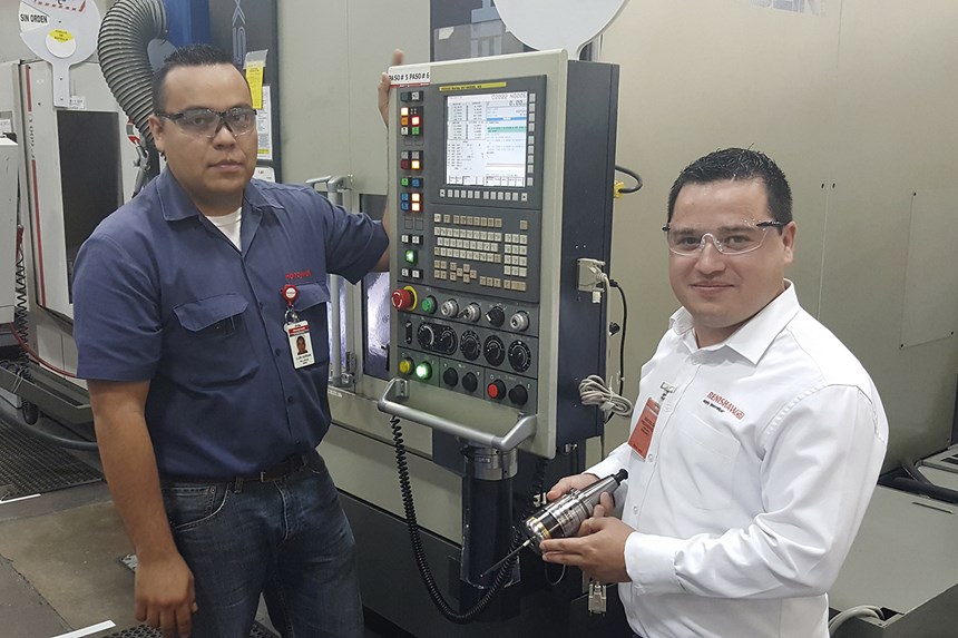 El Ingeniero de Manufactura de Honeywell, Luis Adrián Gallegos, junto con Gilberto Ochoa, Gerente de Producto de Renishaw.
